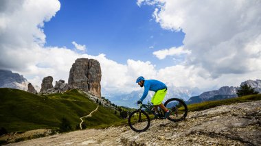 Turist Cinque Torri ve Tofana arka planda çarpıcı Cortina d'Ampezzo, Bisiklete binme. MTB enduro akışı iz kişini. South Tyrol İtalya il, Dolomites.