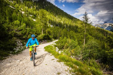 Bisikletçi binme dağ bisikleti Dolomites, Cinque Torri, Güney Tirol, İtalya tek izinde görünümünü