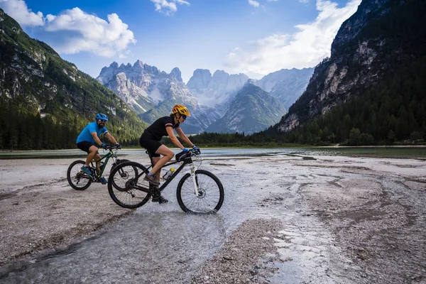 観光客 コルティーナ ダンペッツォでのサイクリングはロッキー山脈を背景に見事な 家族の乗馬 Mtb エンデューロ流トレイル イタリア南チロル州 ドロミテ — ストック写真