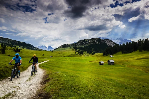 Couple Cycling Cortina Ampezzo Stunning Dolomites Mountains Background Woman Man — Stock Photo, Image