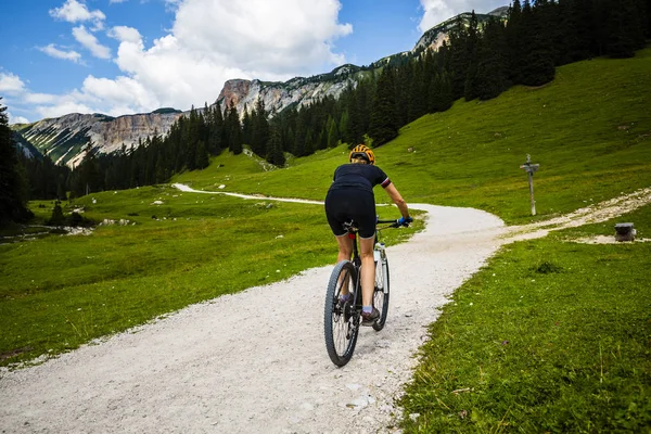 Tourist Cycling Cortina Ampezzo Stunning Rocky Mountains Background Женщина Эндуро — стоковое фото