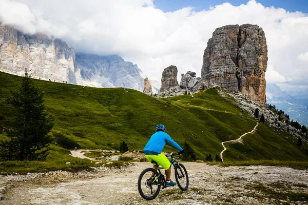 Turistická Cyklistika Cortina Ampezzo Ohromující Cinque Torri Tofana Pozadí Muž — Stock fotografie