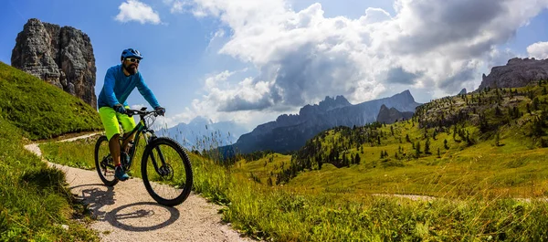 Turist Cinque Torri Tofana Arka Planda Çarpıcı Cortina Ampezzo Bisiklete — Stok fotoğraf