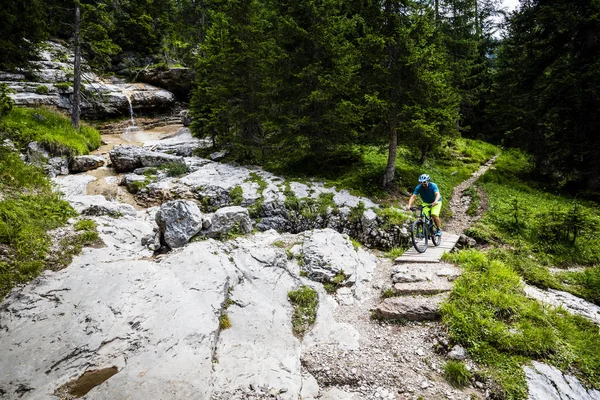 骑自行车的人骑山地自行车在白云岩 Torri 南蒂罗尔 意大利单路上的视图 — 图库照片