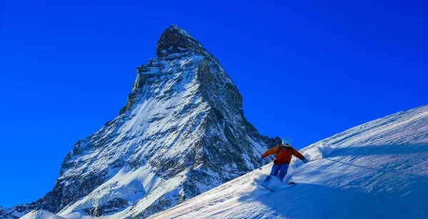 Ski Homme Sur Neige Poudreuse Fraîche Avec Cervin Arrière Plan — Photo
