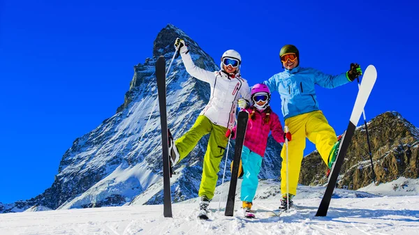 Glad Familj Njuter Vintersemester Bergen Skidor Sol Snö Och Skoj — Stockfoto