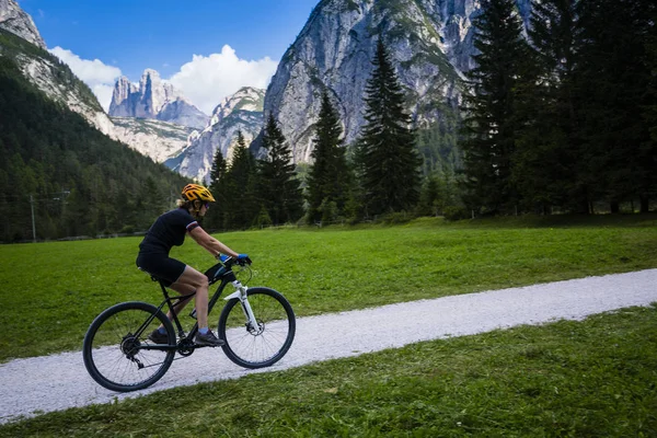 Tourist Cycling Cortina Ampezzo Stunning Rocky Mountains Background Женщина Эндуро — стоковое фото