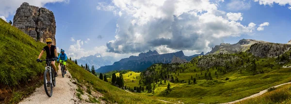 Para Rowerze Cortina Ampezzo Wspaniałe Cinque Torri Tofana Tle Kobieta — Zdjęcie stockowe