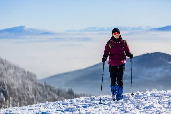 妇女徒步旅行旅客与背包徒步旅行在贝斯基蒂山区在阳光明媚的日子 冒险概念活跃的假期与户外活动在森林中的雪 — 图库照片