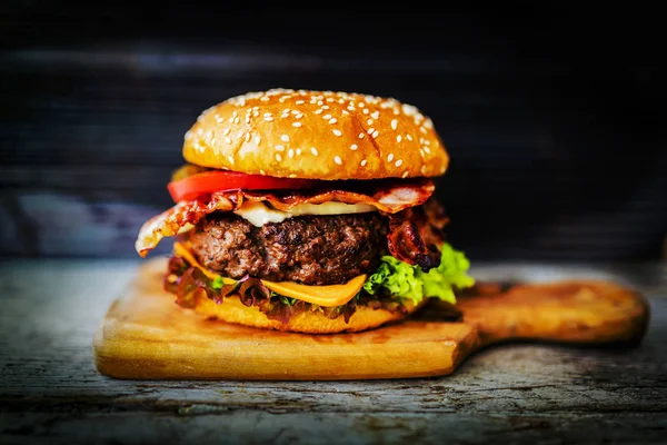 Heerlijke Gerookte Gegrild Geglazuurde Rundvlees Hamburger Met Sla Kaas Spek — Stockfoto
