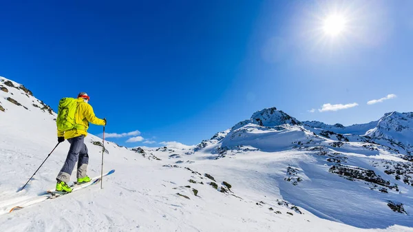 Skitouring Med Fantastisk Utsikt Över Schweiziska Berömda Berg Vackra Vinterpuder — Stockfoto