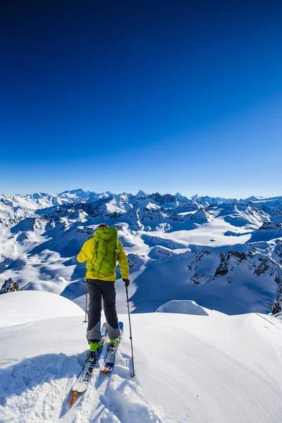 아름다운 겨울의 알프스산맥의 산들을 경탄하며 응시하는 — 스톡 사진