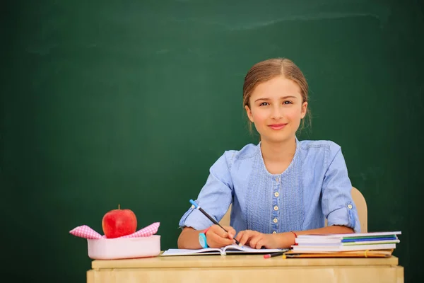 Powrót Szkoły Beatifull Śmieszne Dziewczyna Siedzi Clasroom Przed Blacboard Dziecko — Zdjęcie stockowe