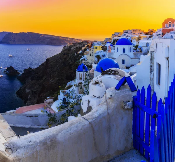 Malowniczy Widok Stare Miasto Oia Wyspie Santorini Białe Domy Wiatraki — Zdjęcie stockowe
