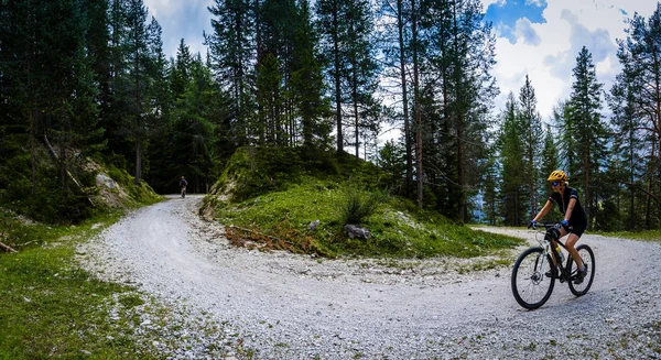 観光客 コルティーナ ダンペッツォでのサイクリングはロッキー山脈を背景に見事な Mtb エンデューロの流れ道に乗る イタリア南チロル州 ドロミテ — ストック写真