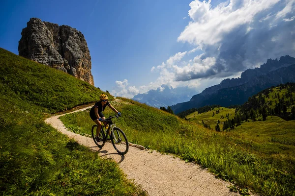 カップルは バック グラウンドで美しいチンクエ トーリとトファーナ コルティーナ ダンペッツォでのサイクリングします 女と男の Mtb トレイルに乗って イタリア南チロル州 — ストック写真