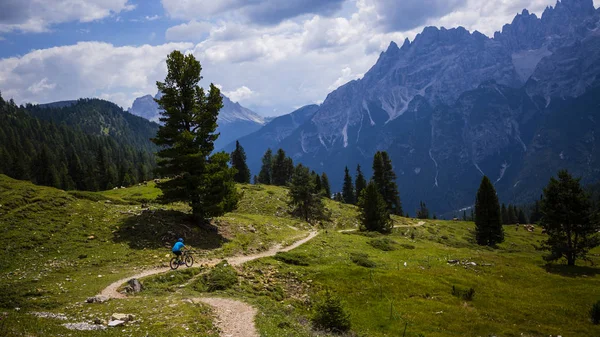 Tourist Cycling Cortina Ampezzo Stunning Rocky Mountains Background Man Riding — Stock Photo, Image