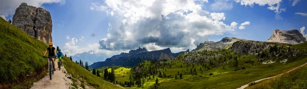 배경에서 Tofana에서에서 자전거 여자와 Mtb를 이탈리아의 Dolomites — 스톡 사진
