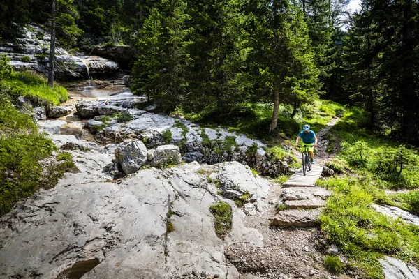 Toeristische Fietsen Cortina Ampezzo Prachtige Rocky Mountains Achtergrond Man Rijden — Stockfoto