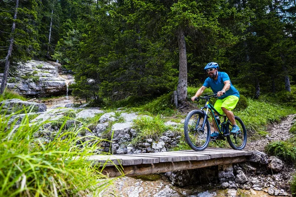 Ciclismo Turístico Cortina Ampezzo Deslumbrantes Montanhas Rochosas Fundo Homem Montando — Fotografia de Stock