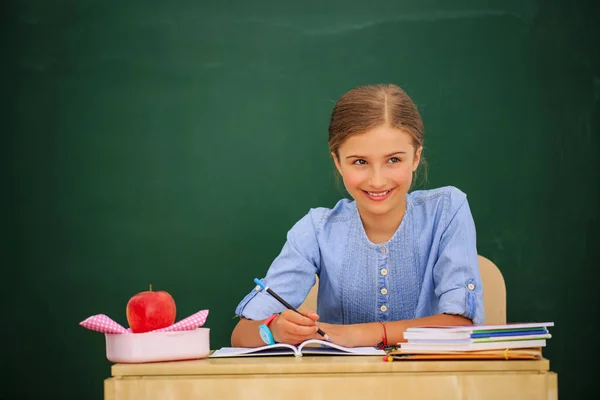Zpátky Školy Legrační Krásná Dívka Sedící Clasroom Proti Blacboard Dítě — Stock fotografie