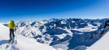 Güzel kış kar Mt Fort swiss ünlü dağlarının muhteşem manzaralı Kayak Ekipmanı. Skituring, backcountry taze toz karda kayak.