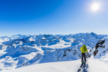 Güzel kış kar Mt Fort swiss ünlü dağlarının muhteşem manzaralı Kayak Ekipmanı. Skituring, backcountry taze toz karda kayak.