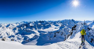Güzel kış kar Mt Fort swiss ünlü dağlarının muhteşem manzaralı Kayak Ekipmanı. Skituring, backcountry taze toz karda kayak.