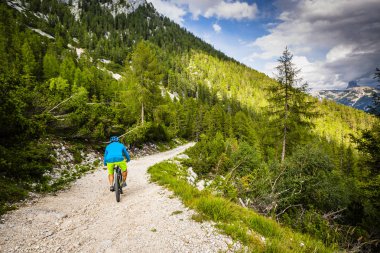 Rocky Dağları arka plan üzerinde çarpıcı turist Cortina d'Ampezzo, Bisiklete binme. MTB enduro akışı iz kişini. South Tyrol İtalya il, Dolomites.