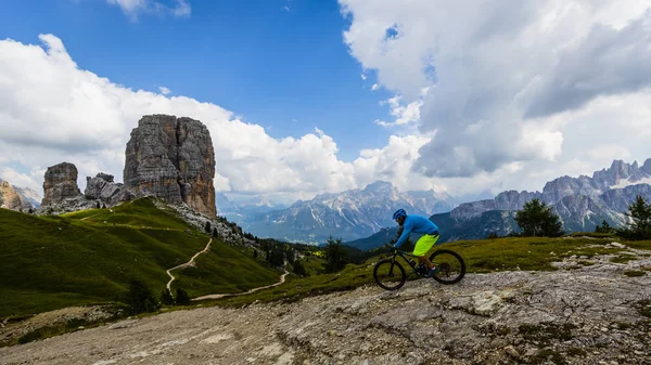 Turistická Cyklistika Cortina Ampezzo Ohromující Cinque Torri Tofana Pozadí Muž — Stock fotografie