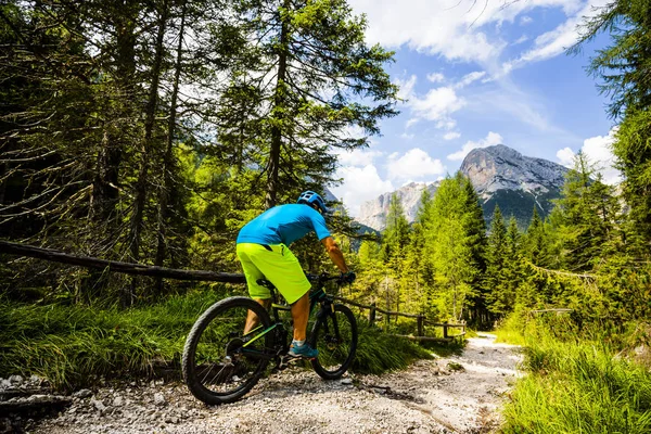 Rocky Dağları Arka Plan Üzerinde Çarpıcı Turist Cortina Ampezzo Bisiklete — Stok fotoğraf