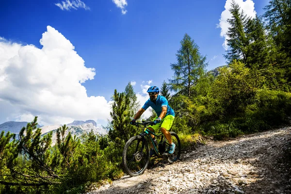 Tourist Cycling Cortina Ampezzo Stunning Rocky Mountains Background Человек Едет — стоковое фото