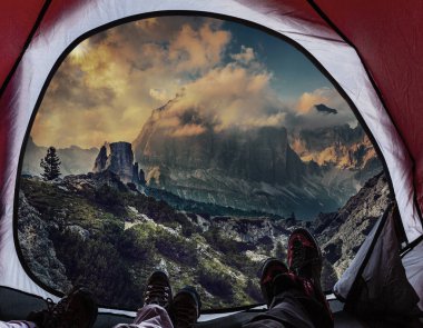 Gece bivouac Dolomites, milyon yıldızlı gece gökyüzünün altında kırmızı ışıklı çadır geçişte Dolomites, İtalya.