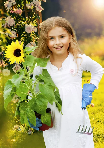 Beatifull Meisje Met Zonnebloem Tuin Bij Zomerdag Kind Ontspannen Tuin — Stockfoto