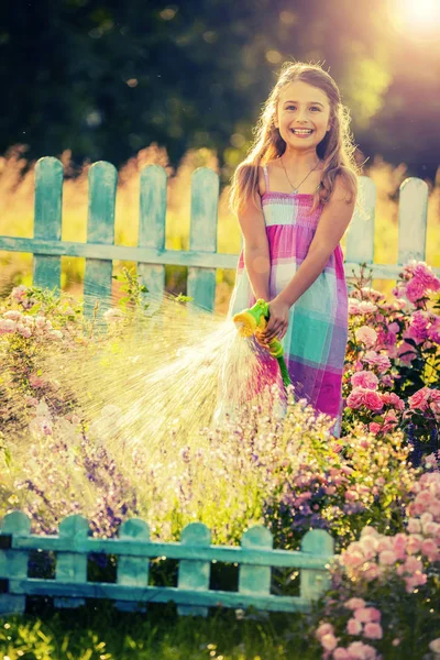 Playfull Kız Yaz Gününde Çiçeklerle Yağmur Bahçede Sulama Güneşli Gün — Stok fotoğraf