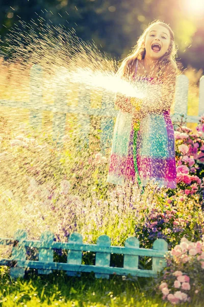 Chica Juguetona Regando Flores Con Lluvia Jardín Día Verano Niño —  Fotos de Stock