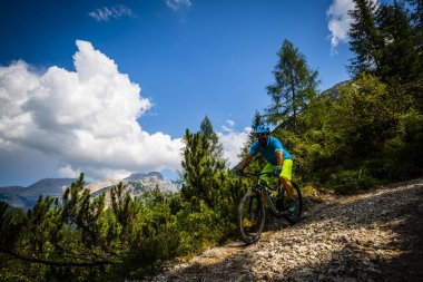 Rocky Dağları arka plan üzerinde çarpıcı turist Cortina d'Ampezzo, Bisiklete binme. MTB enduro akışı iz kişini. South Tyrol İtalya il, Dolomites.