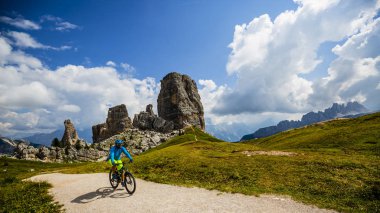 Turist Cinque Torri ve Tofana arka planda çarpıcı Cortina d'Ampezzo, Bisiklete binme. MTB enduro akışı iz kişini. South Tyrol İtalya il, Dolomites.