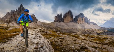 Bisikletçi binme dağ bisikleti Dolomites, Tre Cime di Laverado, Güney Tirol, İtalya izinde görünümünü