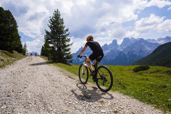 Tourist Cycling Cortina Ampezzo Stunning Rocky Mountains Background Woman Riding — Stock Photo, Image