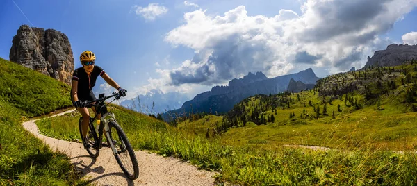 Tourist Cycling Cortina Ampezzo Stunning Cinque Torri Tofana Background Человек — стоковое фото