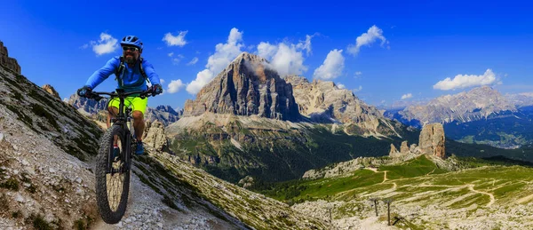 Turystyczne Rowerowe Cortina Ampezzo Wspaniałe Cinque Torri Tofana Tle Człowiek — Zdjęcie stockowe