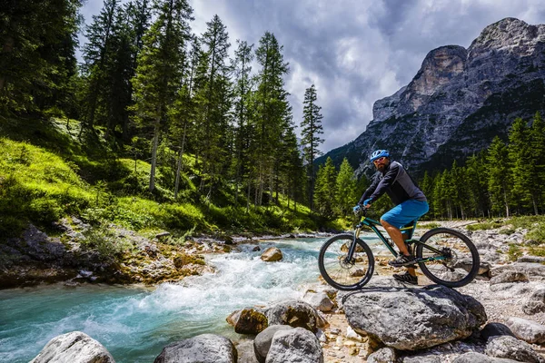 Toeristische Fietsen Cortina Ampezzo Prachtige Rocky Mountains Achtergrond Man Rijden — Stockfoto