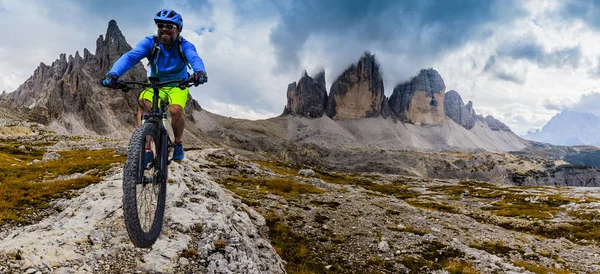 Vista Del Ciclista Montando Bicicleta Montaña Sendero Dolomites Tre Cime —  Fotos de Stock
