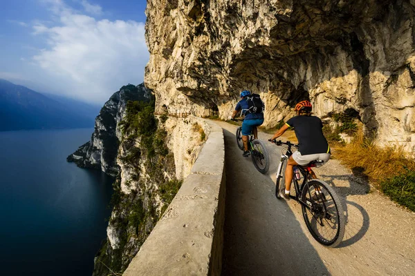 Cycling Woman Man Riding Bikes Sunrise Mountains Garda Lake Landscape — Stock Photo, Image