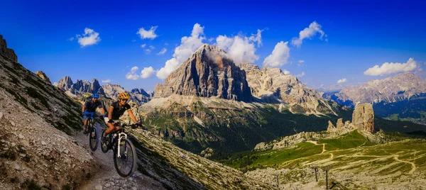 Kerékpáros Férfi Lovaglás Kerékpárok Dolomitok Hegyei Táj Pár Mtb Enduro — Stock Fotó