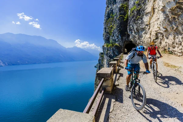 Ciclismo Mulher Homem Andando Bicicleta Nascer Sol Montanhas Paisagem Lago — Fotografia de Stock