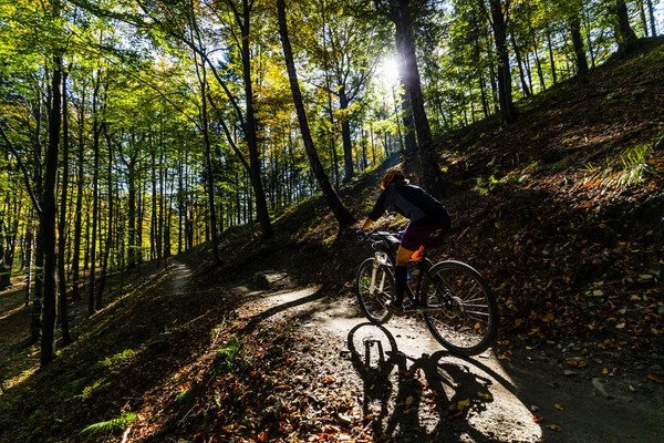 Femme Cycliste Vélo Dans Les Montagnes Été Paysage Forestier Femme — Photo