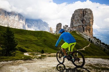 Cortina d'Ampezzo Bisiklete binme turist Cinque Torri çarpıcı ve 
