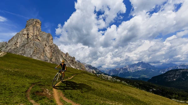 Ciclismo turístico em Cortina d 'Ampezzo, deslumbrantes montanhas rochosas o — Fotografia de Stock